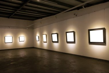 Duvardaki boş çerçeveler