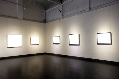 Duvardaki boş çerçeveler