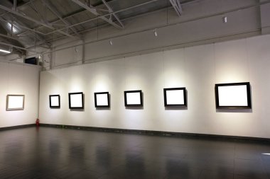 Duvardaki boş çerçeveler