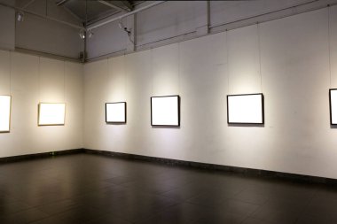 Duvardaki boş çerçeveler