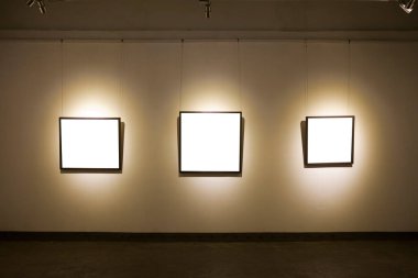 Duvardaki boş çerçeveler