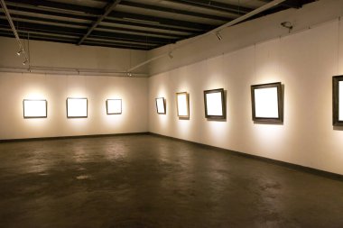 Duvardaki boş çerçeveler