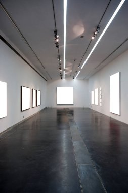 Duvardaki boş çerçeveler