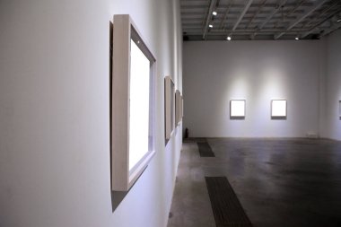 Duvardaki boş çerçeveler