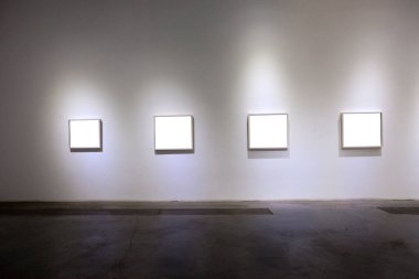 Duvardaki boş çerçeveler