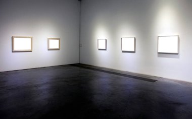 Duvardaki boş çerçeveler