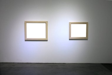 Duvardaki boş çerçeveler