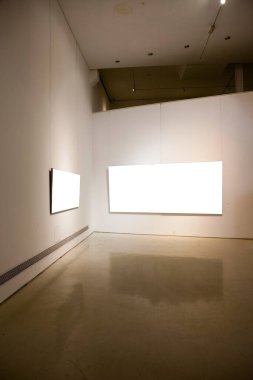 Duvardaki boş çerçeveler