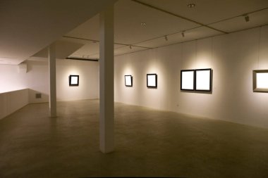 Duvardaki boş çerçeveler