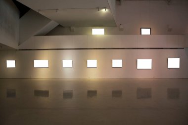 Duvardaki boş çerçeveler