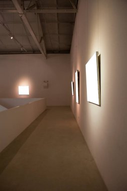 Duvardaki boş çerçeveler