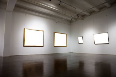 Duvardaki boş çerçeveler