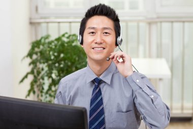 İş adamı telefonda konuşuyor.