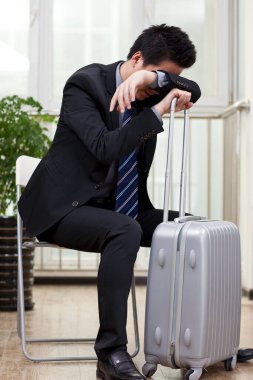 İşadamı dinlenen bir kazık üzerinde dinleniyor.