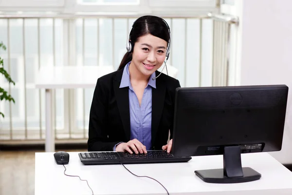 Businesswoman Headset Using Computer — Stock Photo, Image