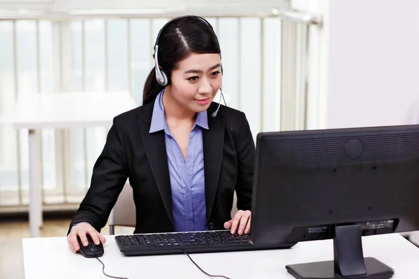 Mulher Negócios Com Fone Ouvido Usando Computador — Fotografia de Stock