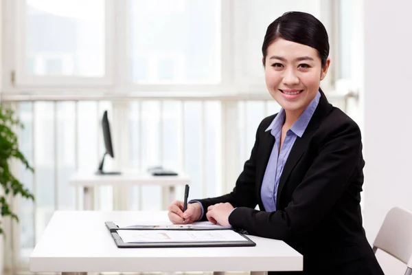 Geschäftsfrau Schreibt Portfolio — Stockfoto