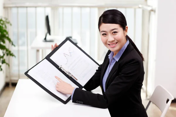 Businesswoman Holding Portfolio — Stock Photo, Image