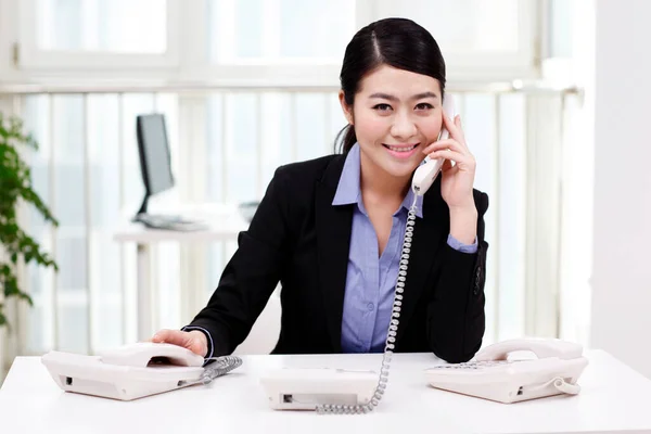 Mulher Negócios Usando Telefone Celular — Fotografia de Stock