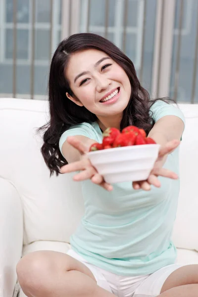 Jeune Femme Assise Sur Canapé Tenant Bol Fraises — Photo