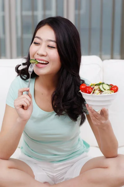 Jeune Femme Assise Sur Canapé Tenant Bol Fruits — Photo