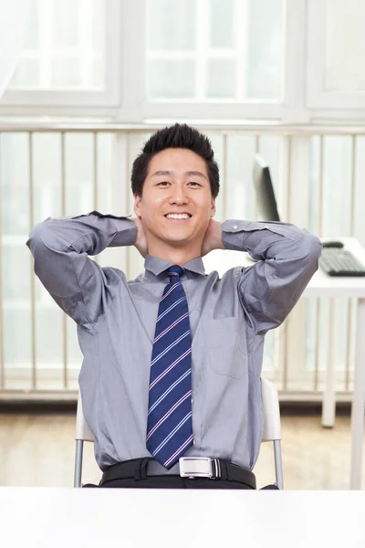 Joven Hombre Negocios Tomando Descanso Oficina —  Fotos de Stock