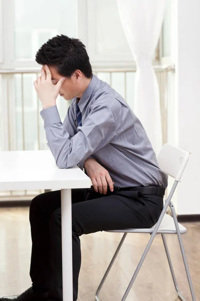 Ein Mann Wirkt Gestresst Als Seinem Schreibtisch Arbeitet — Stockfoto