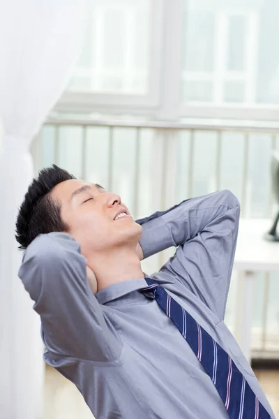 Jeune Homme Affaires Prenant Une Pause Dans Bureau — Photo