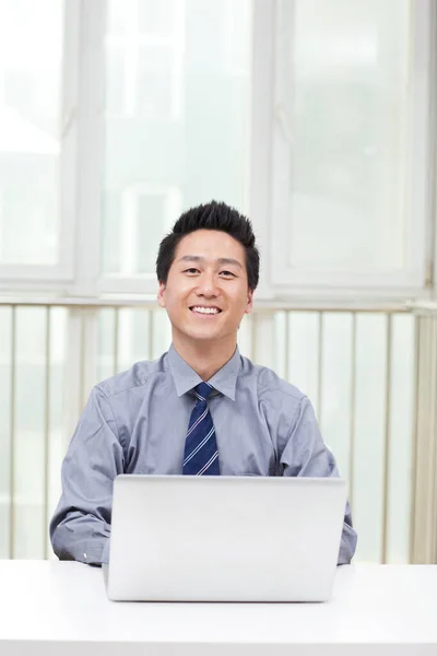 Close Van Een Zakenman Met Een Laptop Een Kantoor — Stockfoto