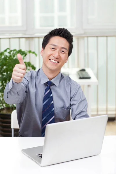 Close Homem Negócios Usando Laptop Escritório — Fotografia de Stock