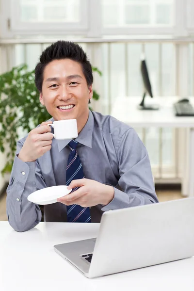 Close Van Een Zakenman Met Een Laptop Een Kantoor — Stockfoto