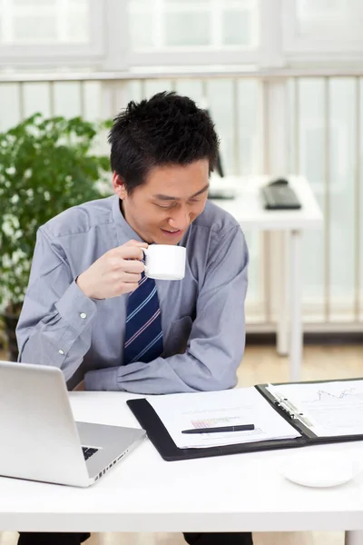 Primer Plano Hombre Negocios Usando Portátil Una Oficina —  Fotos de Stock