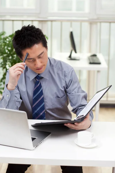 Primer Plano Hombre Negocios Usando Portátil Una Oficina —  Fotos de Stock