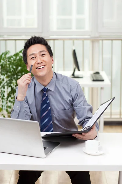 Close Businessman Using Laptop Office — Stock Photo, Image