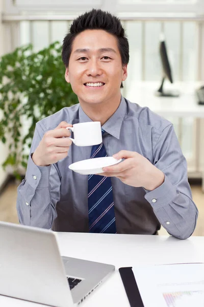 Primer Plano Hombre Negocios Usando Portátil Una Oficina —  Fotos de Stock