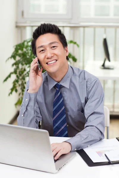 Affärsman Som Använder Laptop Och Phono Ett Kontor — Stockfoto