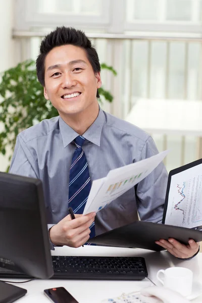 Close Businessman Using Laptop Office — Stock Photo, Image