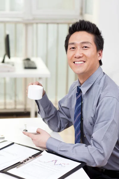 Close Homem Negócios Usando Laptop Escritório — Fotografia de Stock