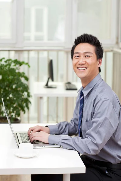 Close Homem Negócios Usando Laptop Escritório — Fotografia de Stock