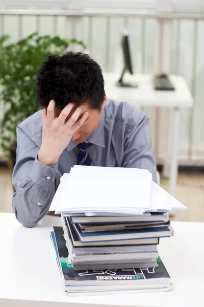 Man Looks Stressed Works His Desk — Stock Photo, Image