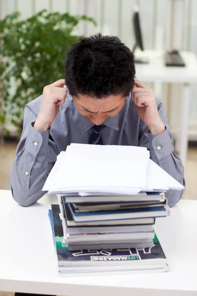 Homem Parece Estressado Enquanto Trabalha Sua Mesa — Fotografia de Stock