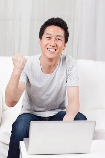 Hombre Negocios Alegre Usando Una Computadora Portátil Sofá —  Fotos de Stock