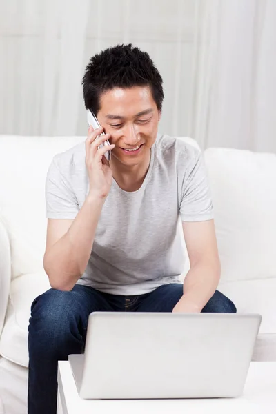 Fröhlicher Geschäftsmann Mit Laptop Auf Sofa — Stockfoto