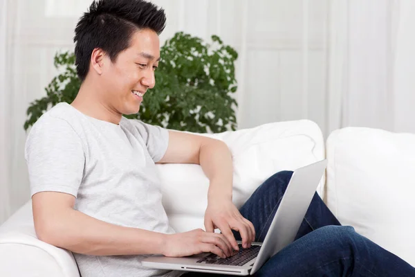 Hombre Negocios Alegre Usando Una Computadora Portátil Sofá —  Fotos de Stock