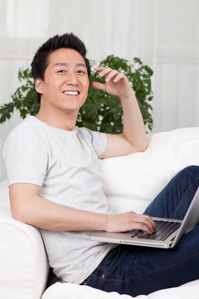 Hombre Negocios Alegre Usando Una Computadora Portátil Sofá —  Fotos de Stock