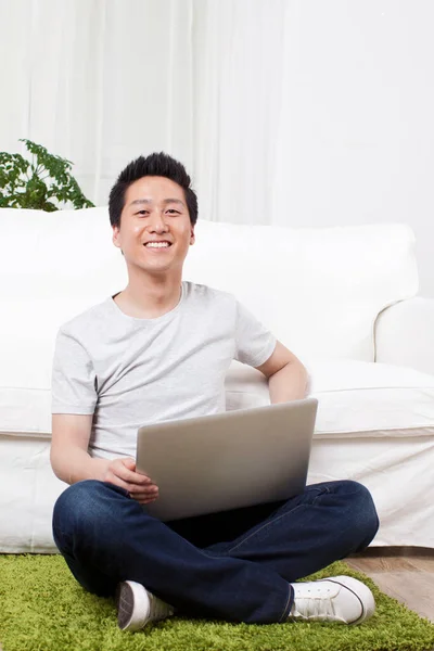 Fröhlicher Geschäftsmann Mit Laptop Auf Teppich — Stockfoto