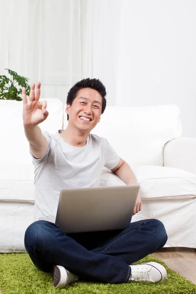 Fröhlicher Geschäftsmann Mit Laptop Auf Teppich — Stockfoto