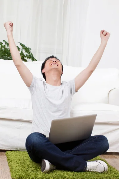 Hombre Negocios Alegre Usando Una Computadora Portátil Alfombra —  Fotos de Stock