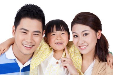 Üç kişilik bir ailenin portresi.