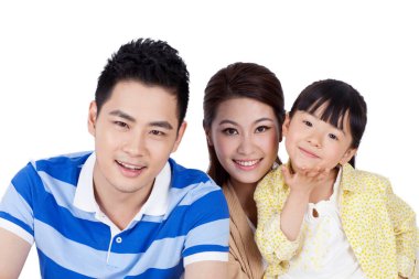 Üç kişilik bir ailenin portresi.